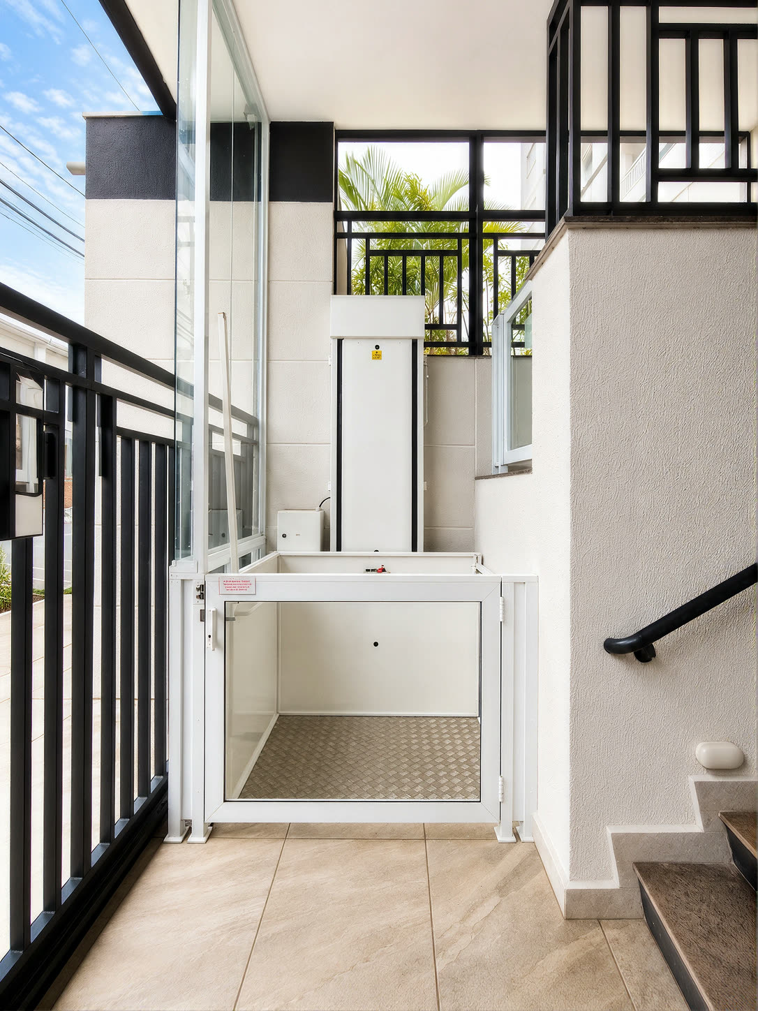 Plataforma de acessibilidade instalada em ambiente residencial