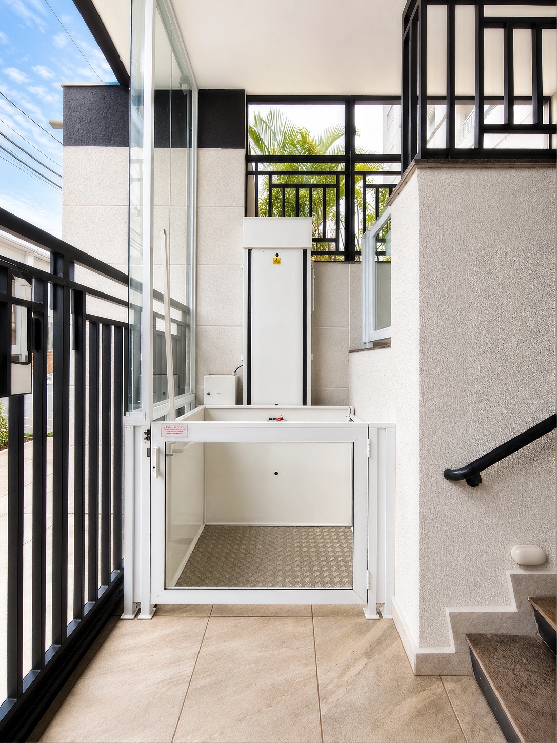Plataforma de acessibilidade instalada em escada residencial
