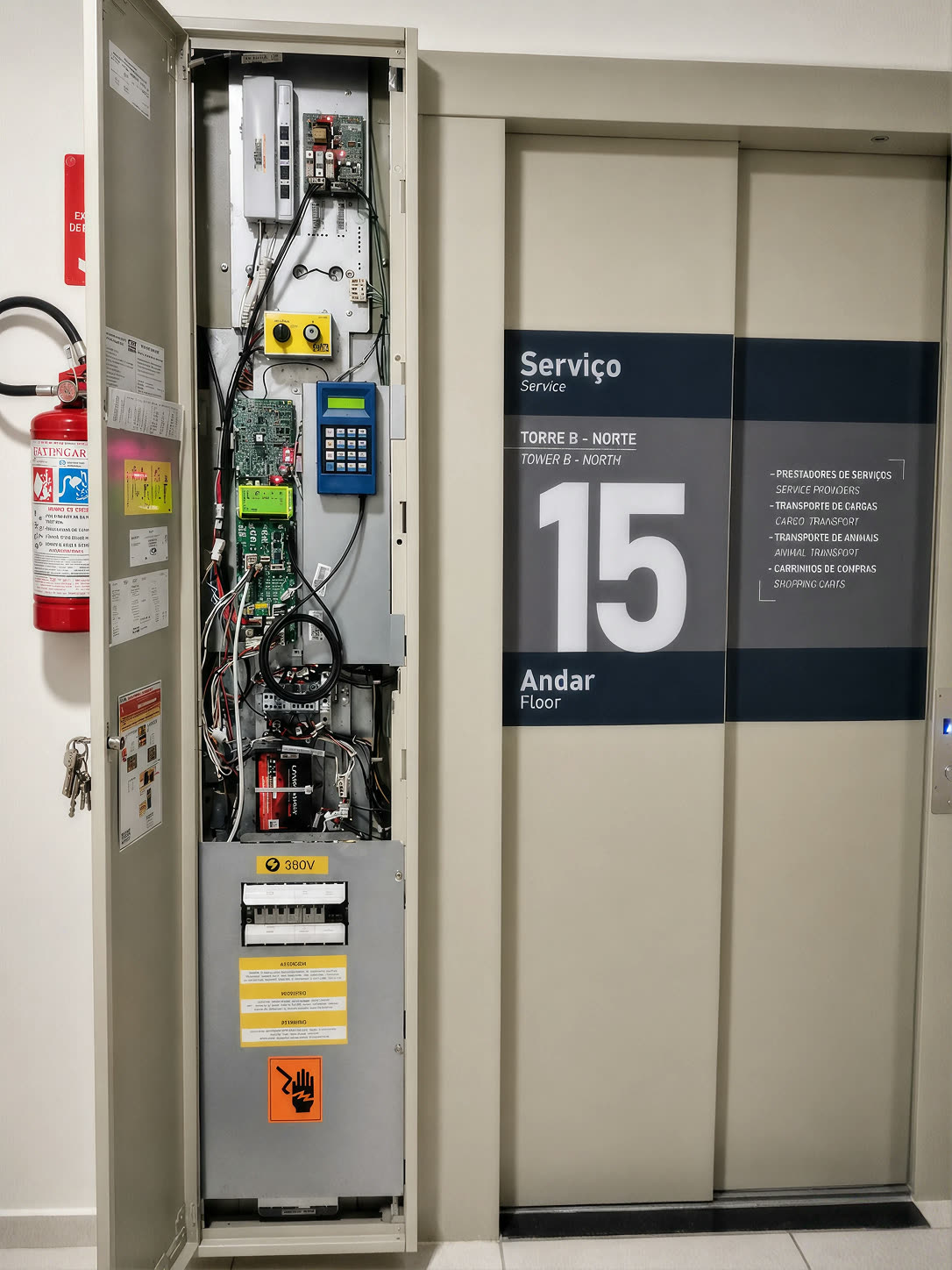Painel técnico de elevador aberto para diagnóstico