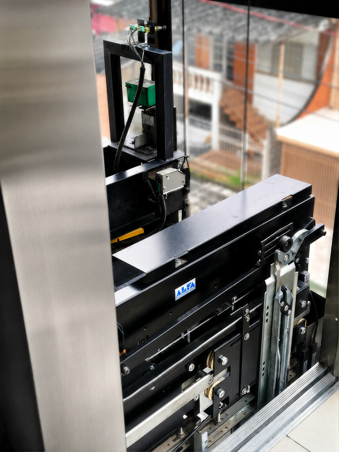 Sistema de porta de elevador em manutenção preventiva
